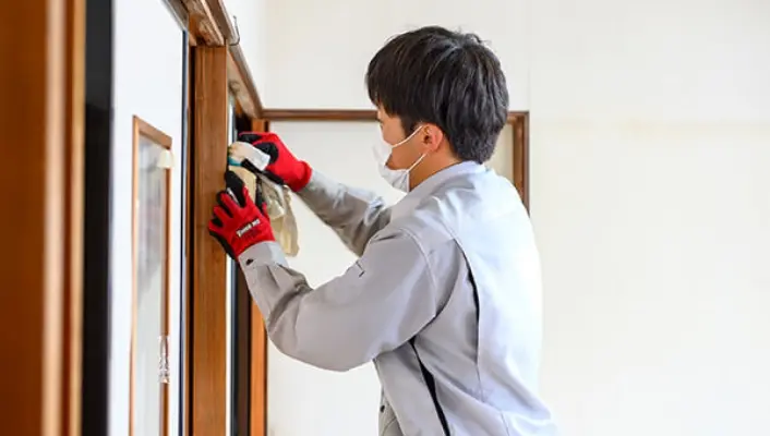 丁寧に作業する様子