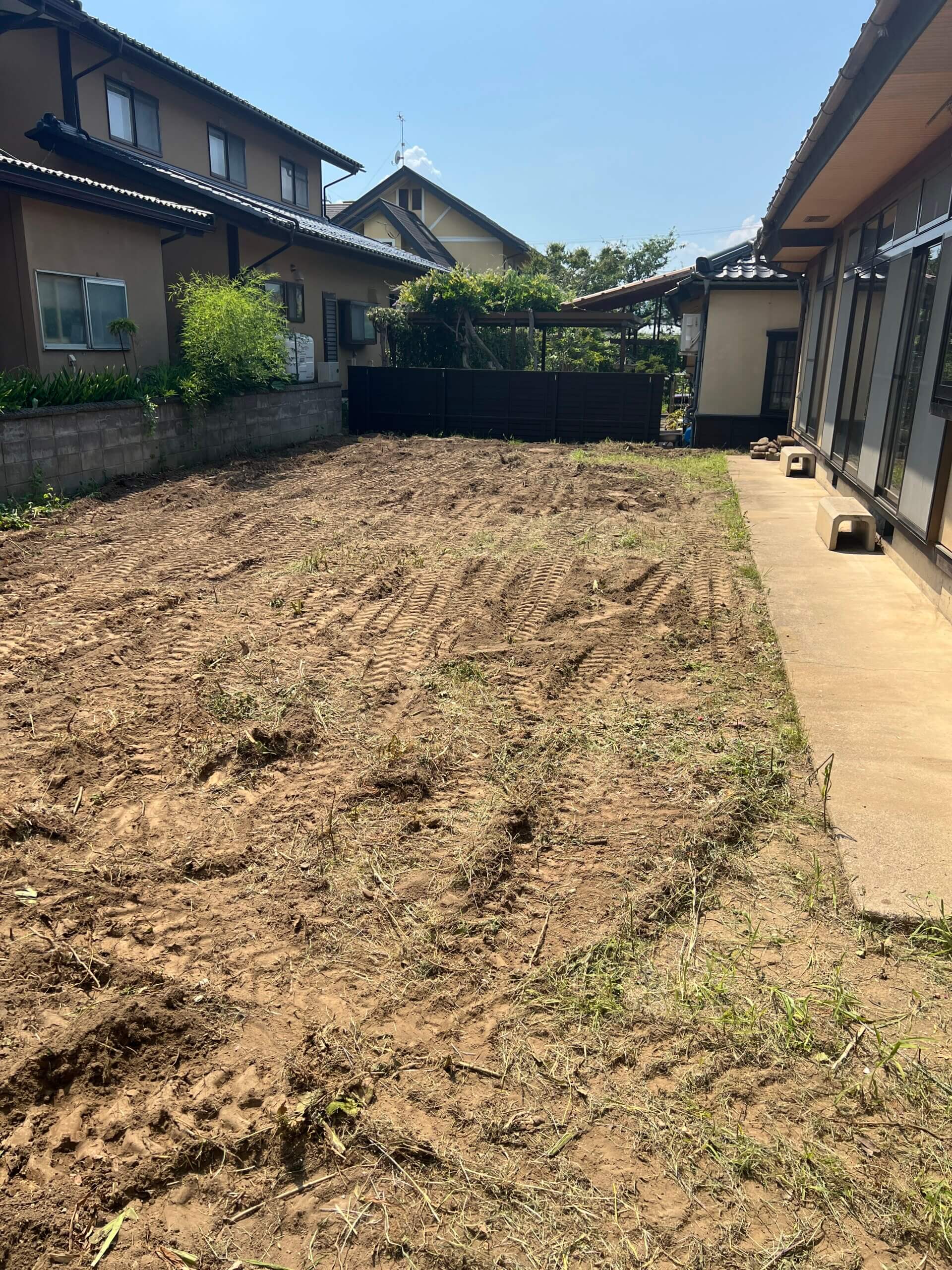 草取り抜根を終え整地した