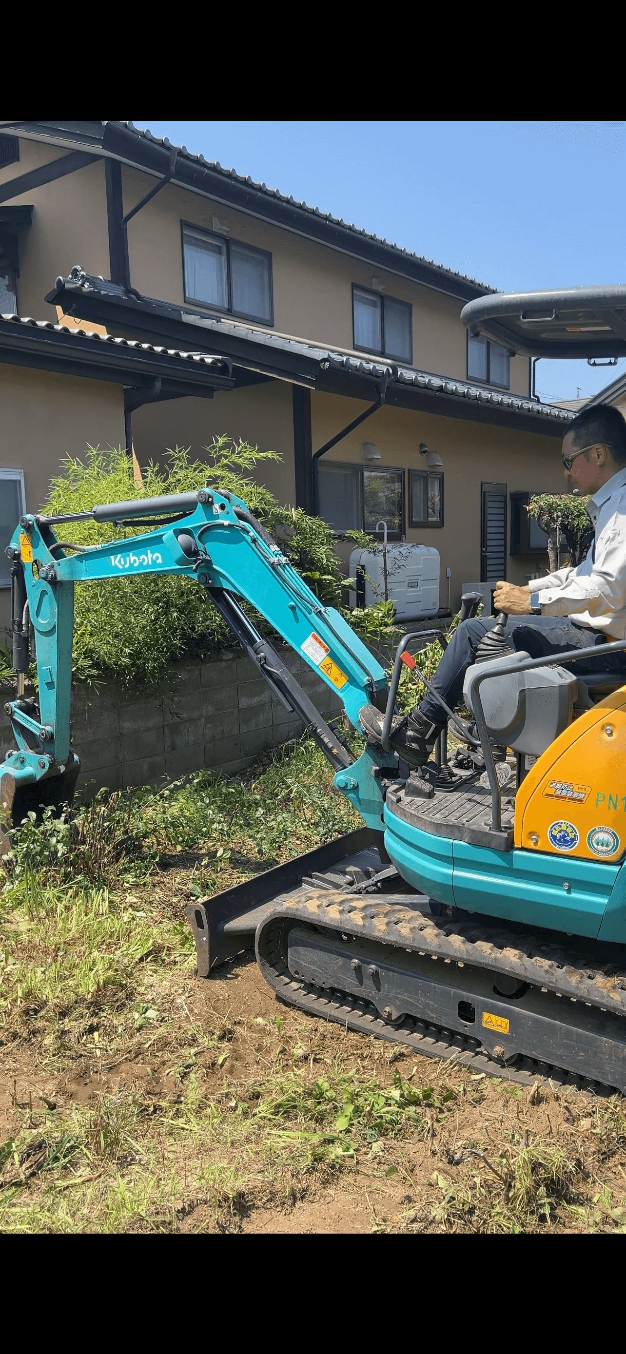バックホーに乗る代表小口