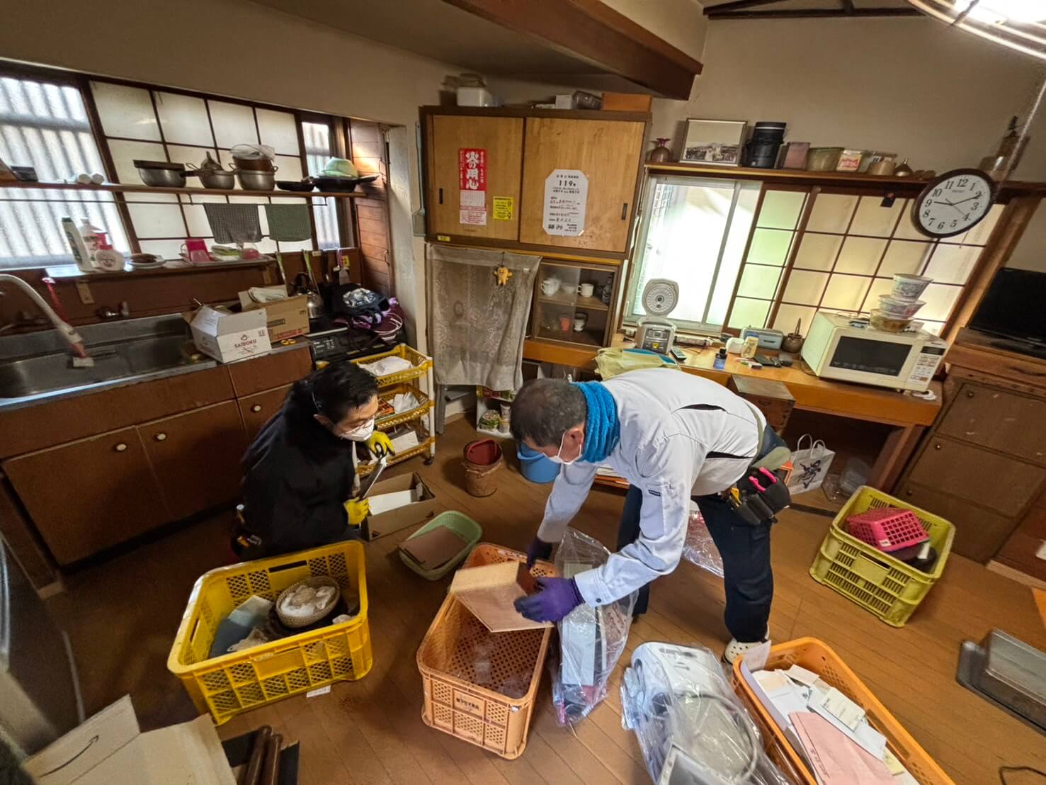 遺品整理中のスタッフ