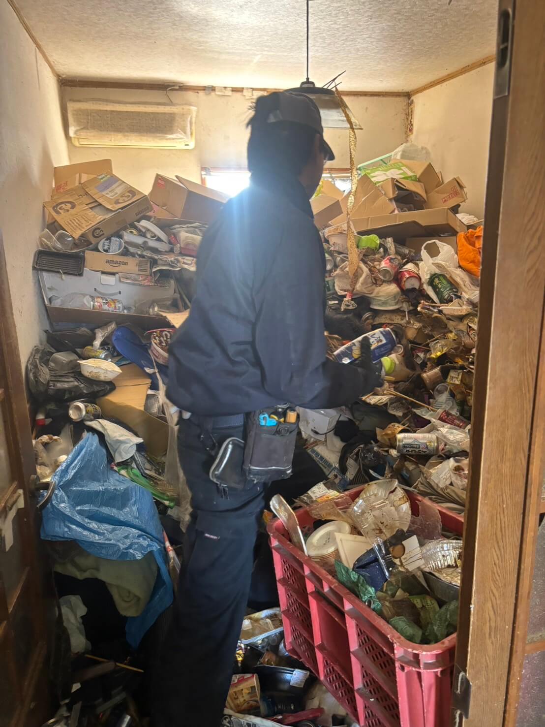 ゴミ部屋に立ち向かうスタッフ