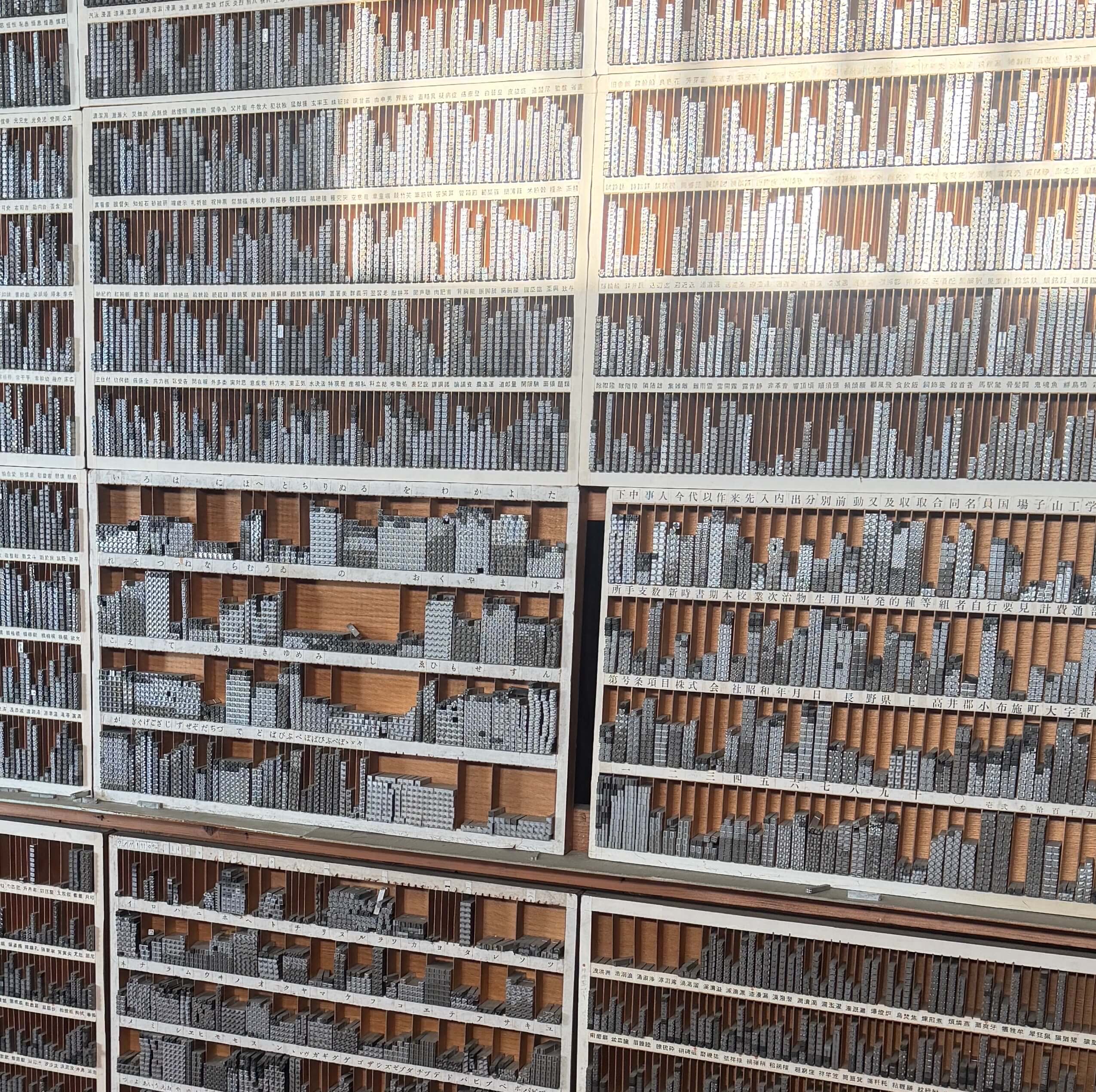 大量のメタルスタンプ