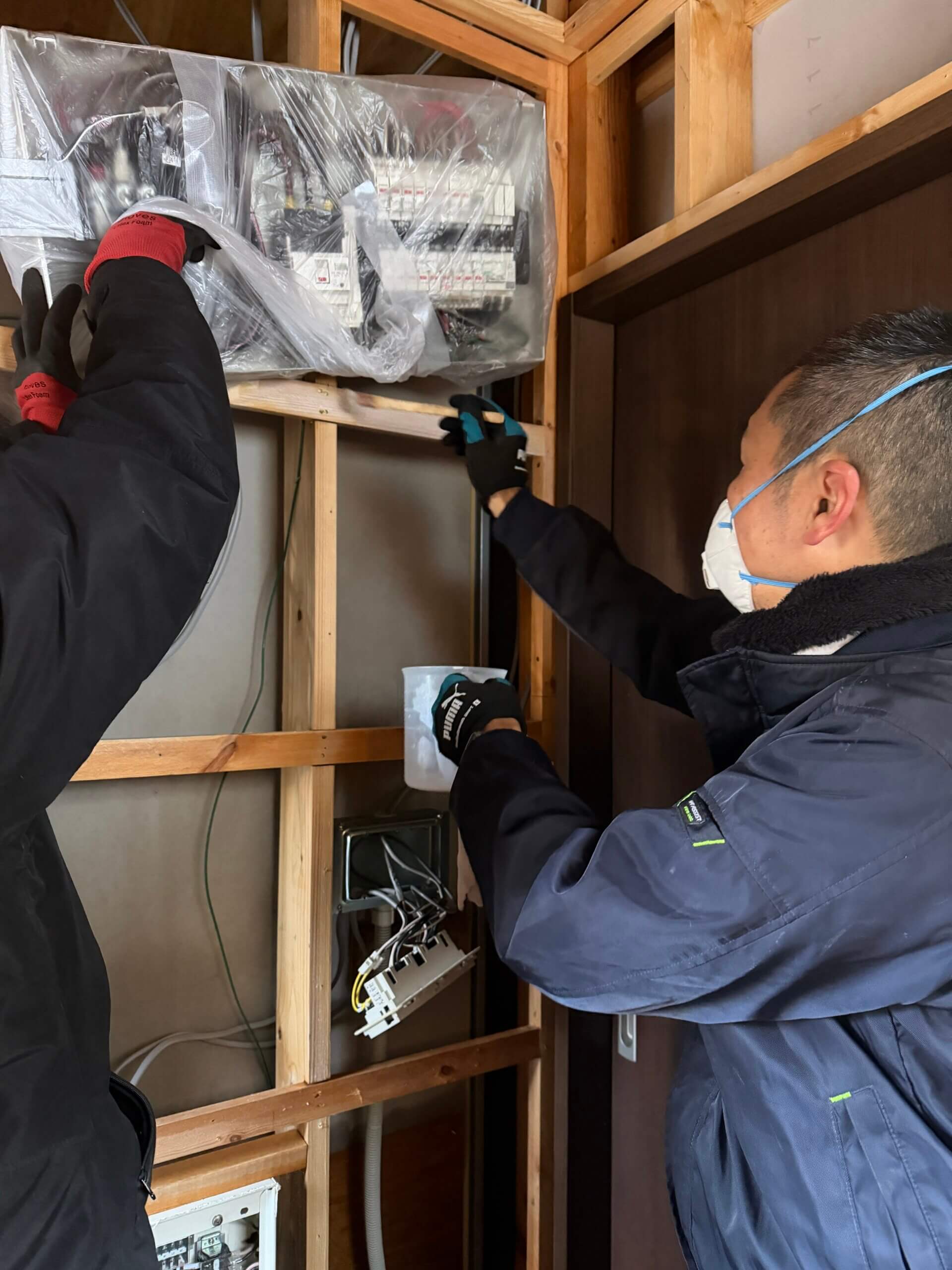 作業してる小口