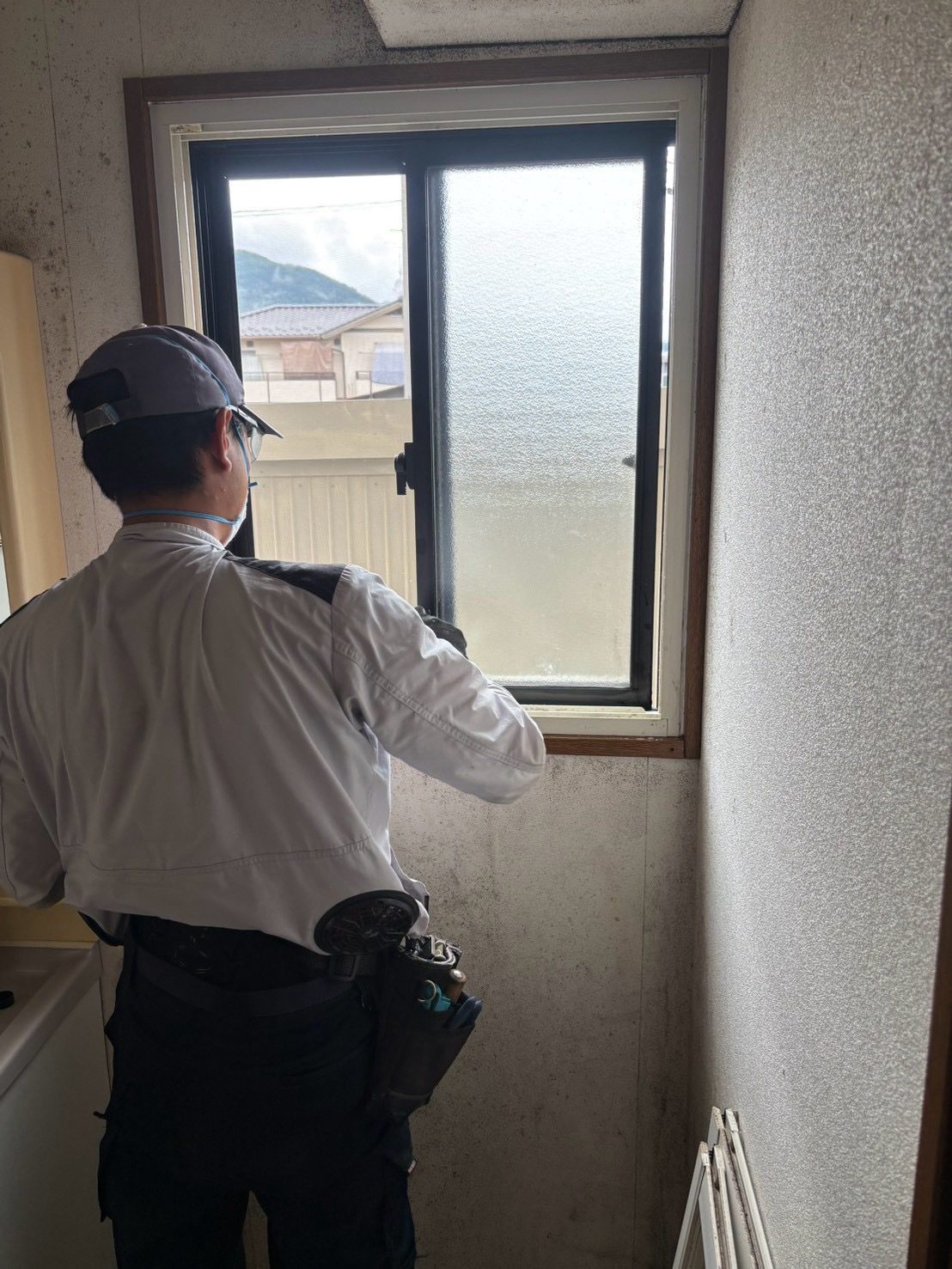 スポンジの泡が、みるみる黒く。壁も天井もカビだらけの部屋で感じたこと